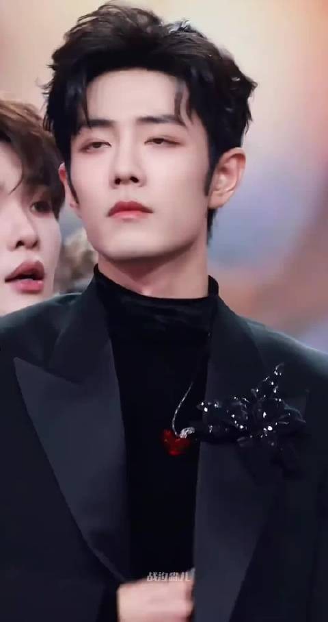 如果是演唱会真的很期待了，好想看到肖战在舞台上闪闪发光地表演