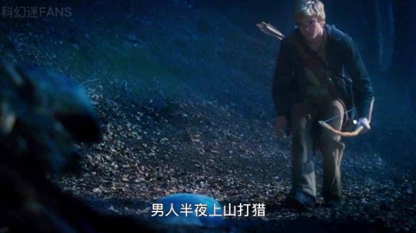 男人上山打猎时，意外捡到一颗蓝色奇石，竟孵化出了远古生物！