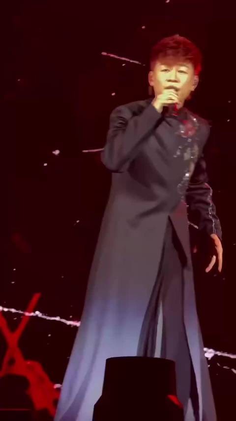 胡彦斌2026开年连闯三祸，误开延时、口误年份、唱错歌词