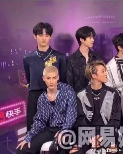 笑死了!周柯宇一边做男团 一边当同传