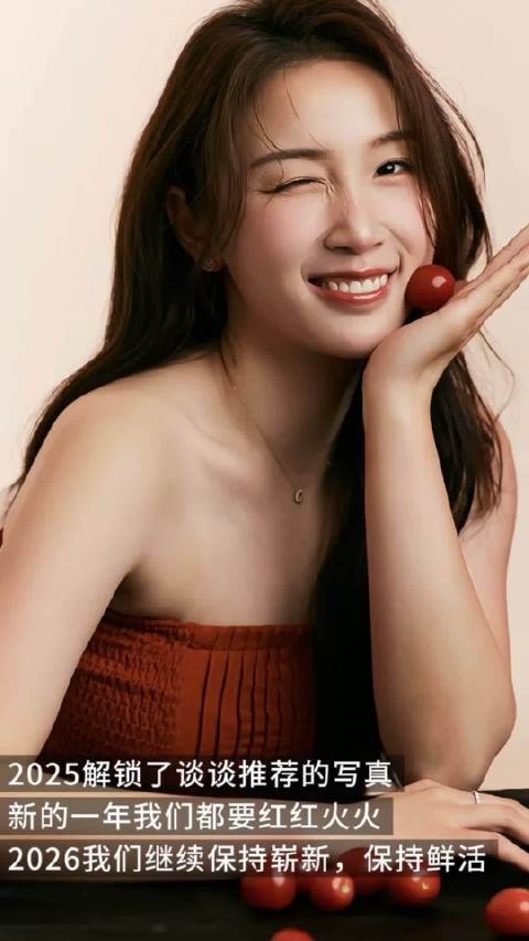 钱天一新年写真！穿抹胸衣秀香肩，国乒头号女神，王昶真有眼光