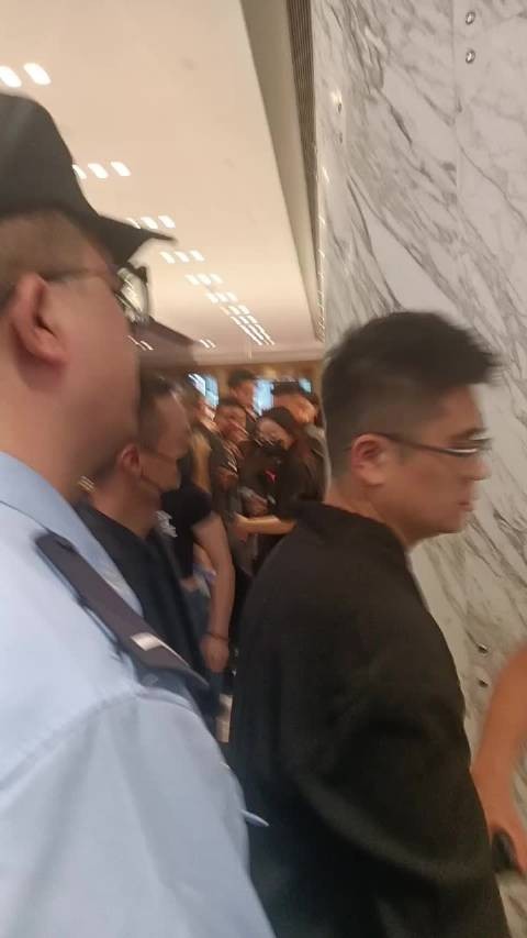 粉丝回忆初见羽洁细节，激动手抖未拍全挥手瞬间