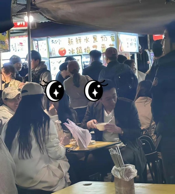 汪小菲带儿女吃路边摊！阿姨司机同坐一桌好热闹，玥儿很黏马筱梅