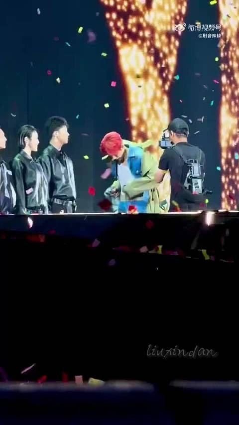 李荣浩演唱会脱外套穿背心鞠躬回应粉丝