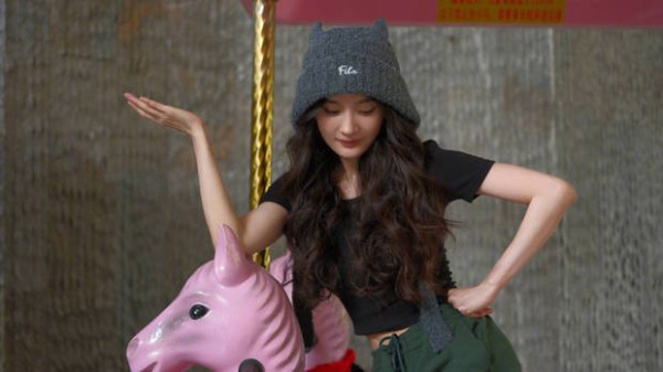 杨幂摆pose拍照，松弛感拉满。