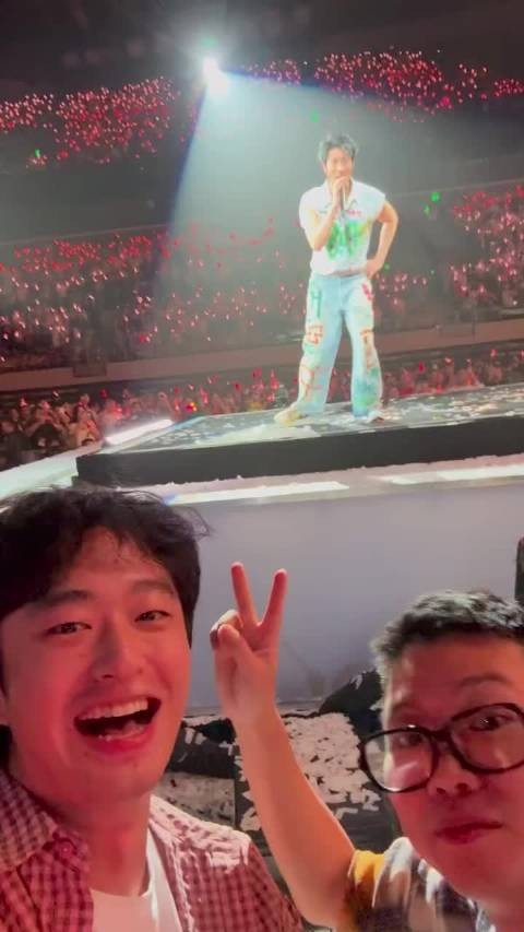 王力宏演唱会延伸台近观众3米，高音稳互动俏皮