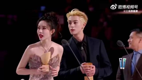 以为孟子义是平板身材,谁料一弯腰,水蜜桃身材藏不住了!