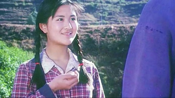 在1325元天价饭桌前,村长掏出了干硬的窝头,咽下最后的尊严