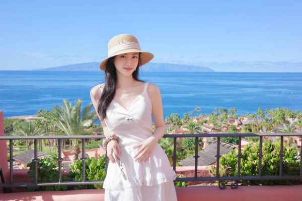 景甜晒海边白色吊带裙美照 气质清新靓丽超养眼