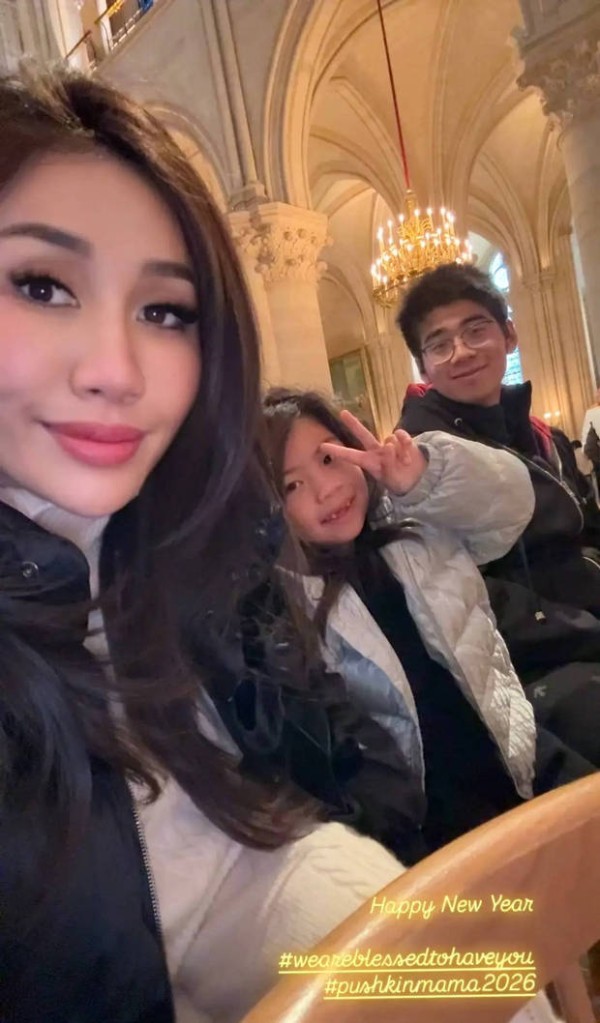 何超盈女儿开心比耶，好可爱。