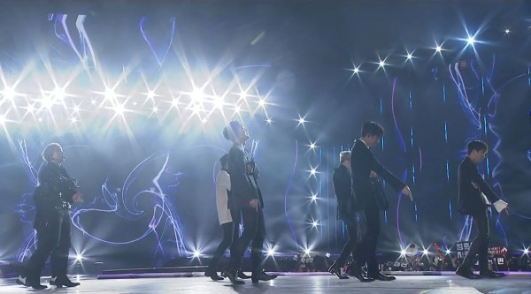 七年前的今天(190105),iKON 在金唱片颁奖礼上带来