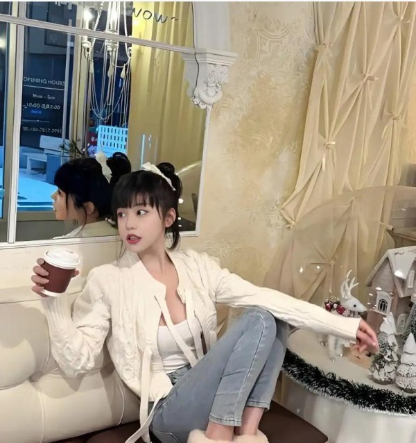 司晓迪风波后檀健次首现身！潮男穿搭尽显帅气，脚上穿红袜子抢镜