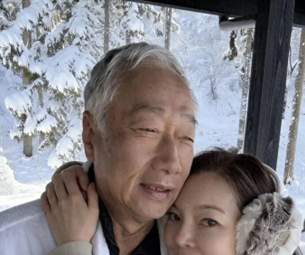 75岁郭台铭同框51岁娇妻！搂人动作费劲，曾馨莹黏人模样好恩爱