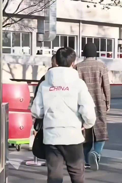 这一身真别太帅了，期待他的后续表现哇！