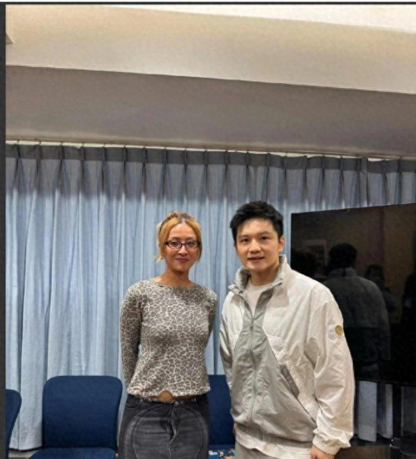 樊振东与徐濠萦合照，花哨裤子成焦点，网友热议其时尚突破