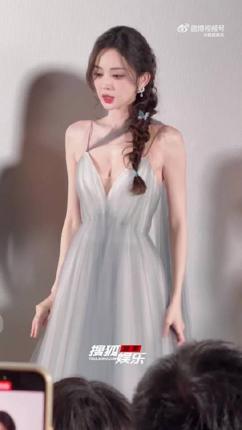 娜扎也太美了吧！这个银色纱裙好衬肤色，娜扎美若天仙具象化了