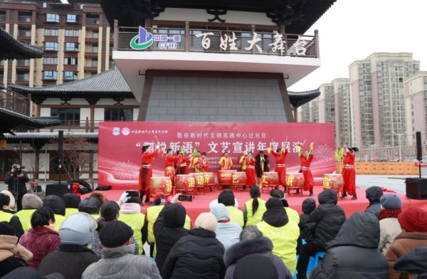 “泗说新语”文艺宣讲泗州大鼓《抗日名将彭雪枫》表演现场。吴天元摄