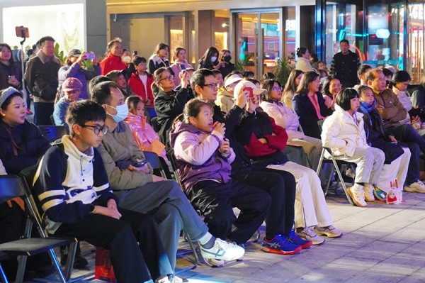 爱琴海城市广场内观众云集。赵可盈摄