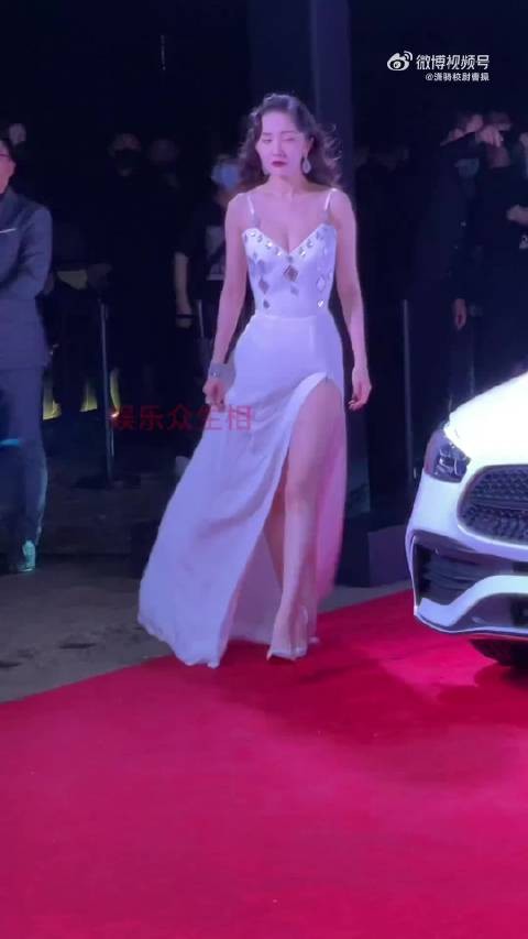 杨幂 纯白开衩吊带裙 这腿太绝啦