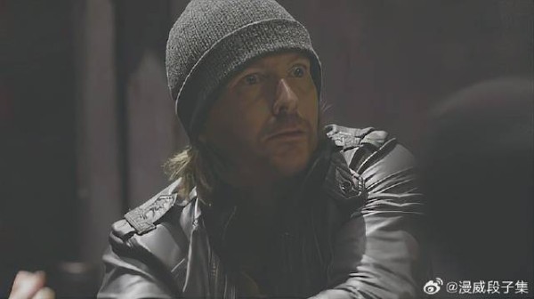 帕克找大哥复仇，不料对方人手众多，扭头就跑