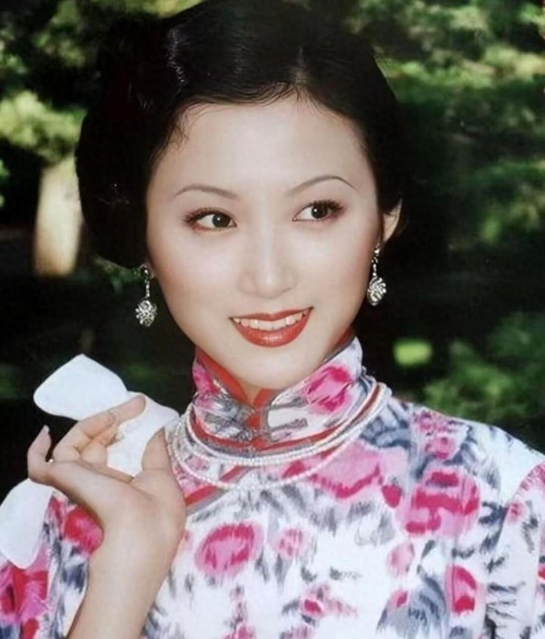 刘佳佳被传去世多年后露面，首晒母子合照，儿子五官像妈妈很帅气