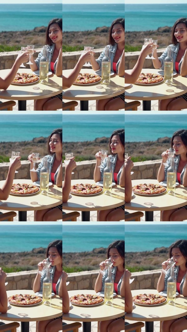 亚洲年轻女性朋友们在休闲的咖啡馆里享受美味的披萨，坐在一起聊天或分享，感受青春文化的社交乐趣，轻松愉