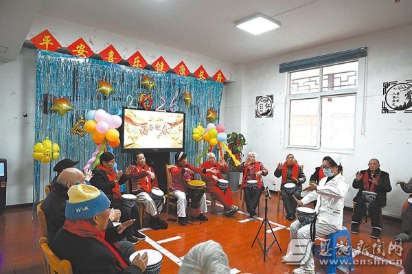 工作人员和老人们一起表演非洲鼓。全媒体记者杨梦蝶 摄