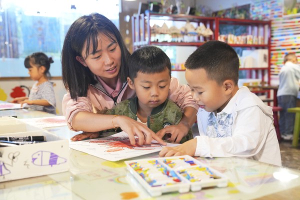 重庆北碚：创意工作坊里的 “小小艺术家”