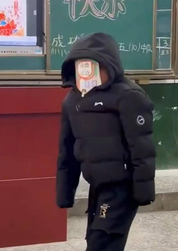 这是真教科书变脸，小学元旦联欢会，男生用课本代替传统道具表演川剧变脸