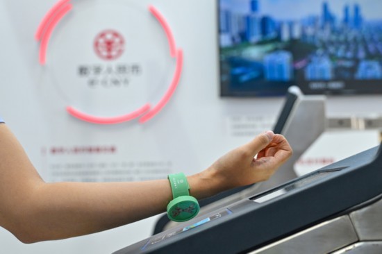 2024年9月13日,服贸会首钢园工商银行展台工作人员展示用数字人民币硬钱包过地铁闸机。新华社记者 李鑫 摄