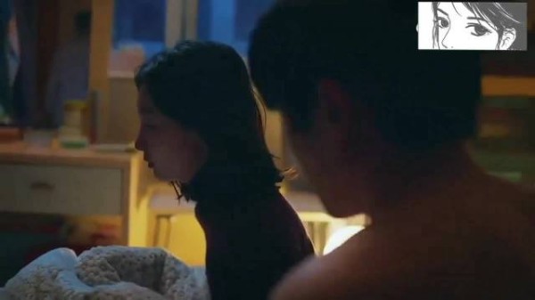 女子周旋男友及其朋友间保持亲密关系引热议