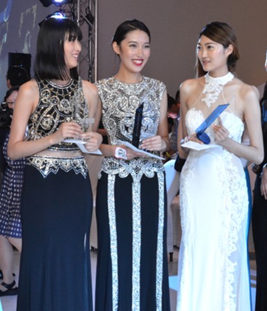 左起依次为季军尚祖舵、冠军陈昕瑀、亚军李佳洳。(美国《世界日报》/朱泽人 摄)