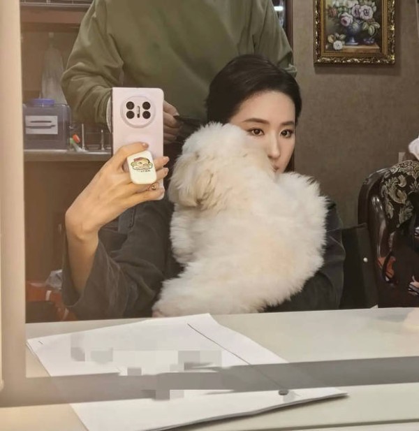 搜狐娱乐讯 1月6日,刘亦菲在社交平台分享一组随拍,照片里的她抱着小狗,对镜自拍,状态松弛。