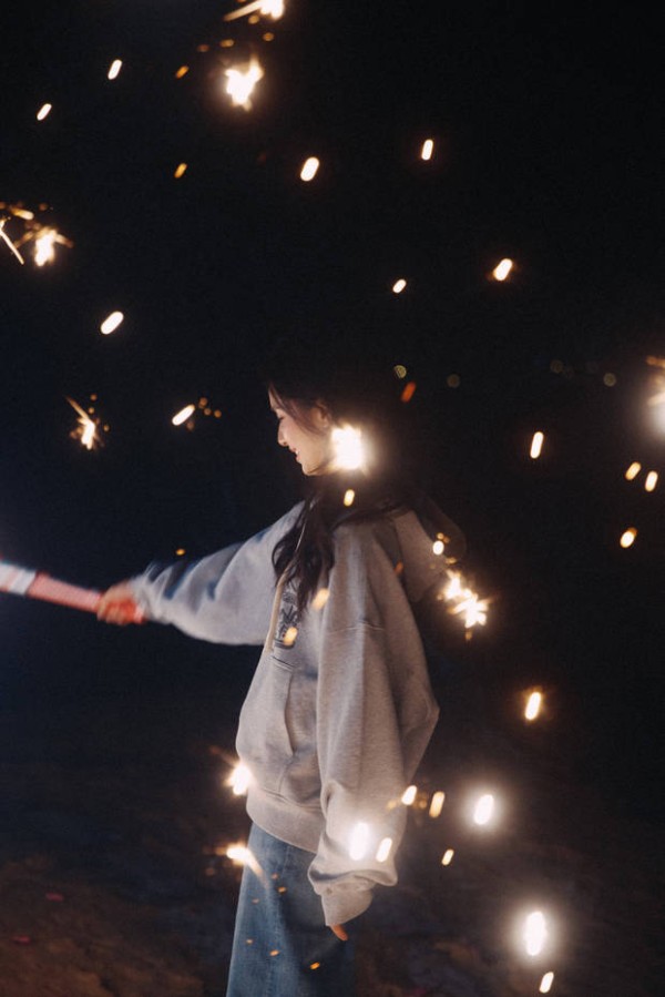 搜狐娱乐讯 日前,张婧仪在社交平台分享了自己的日常随拍,照片里的她穿休闲上衣,在夜色中玩烟花棒,梦幻唯美。