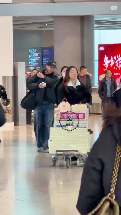 王菲女儿李嫣与友人现身机场,19岁气质出众