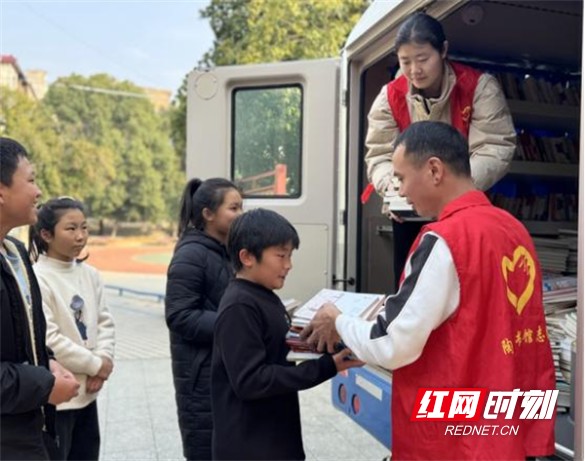 祁阳市浯溪街道椒山完小喜迎祁阳陶铸图书馆爱心赠书