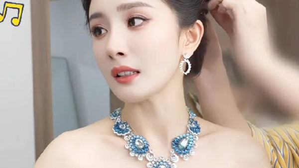 姐啊你是真的喜欢这首歌,随地大小唱,吃饭间隙,红毯妆造都能听到这首歌