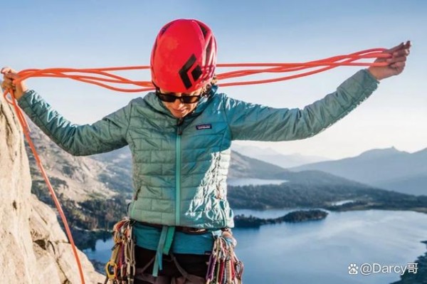 秋冬季节户外抵御寒冷天气，冲锋衣棉服羽绒服该如何选择？