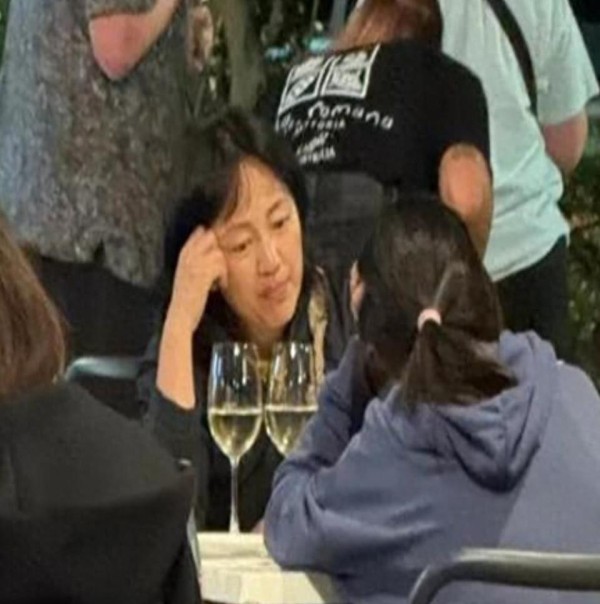 罗海琼和华谊总裁老公澳洲度假，51岁穿搭太老气，俩女儿罕见出镜