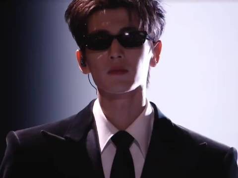 张凌赫跨年台步好绝！昂首阔步间，是爱自己的底气全开！