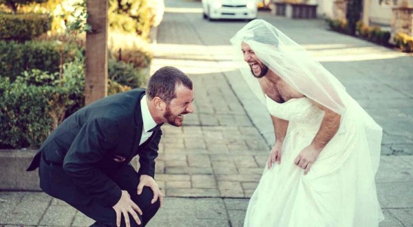 在紧张环境中寻找快乐源泉：幽默与欢笑的力量