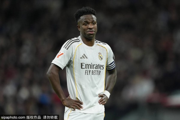 C罗在中东颁奖典礼的幽默时刻：用阿拉伯语引发全场欢笑与掌声