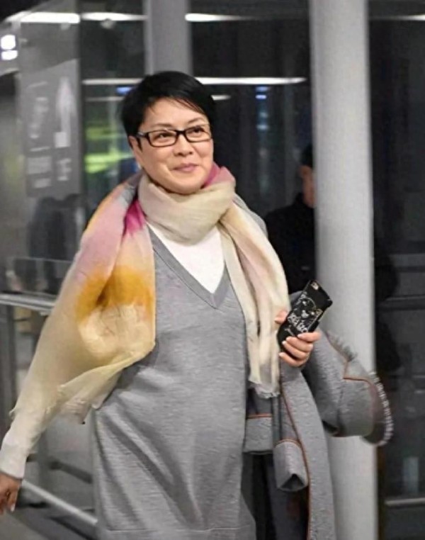 她放弃了260亿遗产,如今62岁素颜露面,网友却说:她终于活明白了