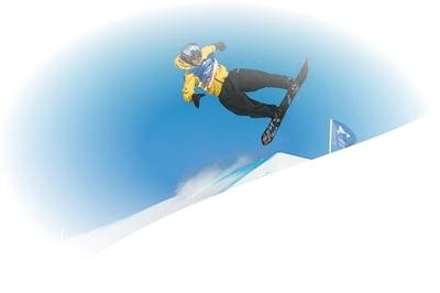 中国单板滑雪选手苏翊鸣在比赛中。