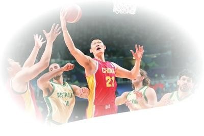 中国男篮球员胡金秋（中）在比赛中上篮。