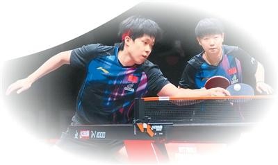 中国乒乓球运动员王楚钦（左）/孙颖莎在比赛中。