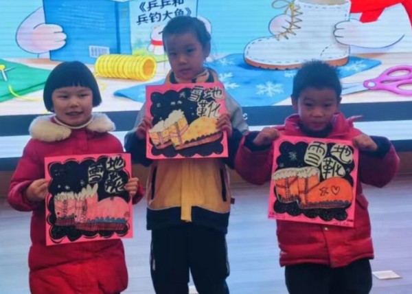 孩子们展示手工作品。