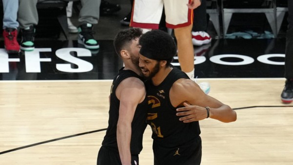 轻松+愉快！骑士队4分钟打出疯狂18