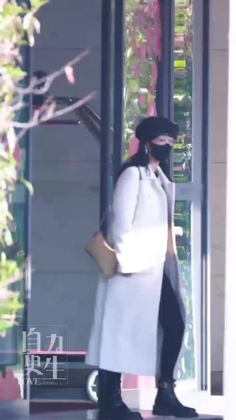 杨紫白大衣贝雷帽现身机场,玉兰花开君再来转场路透