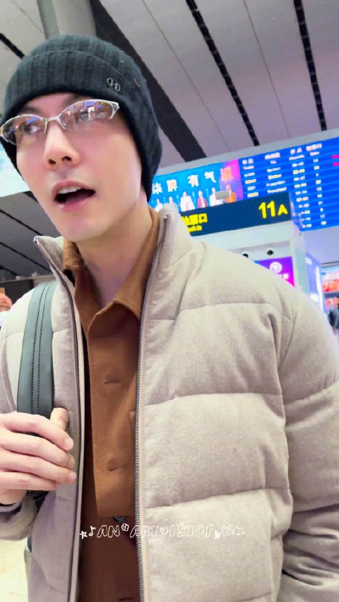 陈伟霆机场劝学粉丝，听闻11点上班显震惊